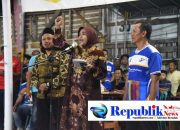 Foto : Wabup Sidoarjo,Hj . Mimik Idayana buka turnamen voli Kebonsari Cup 1 putri .