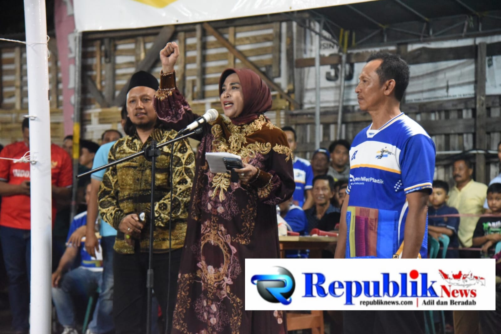 Foto : Wabup Sidoarjo,Hj . Mimik Idayana buka turnamen voli Kebonsari Cup 1 putri .