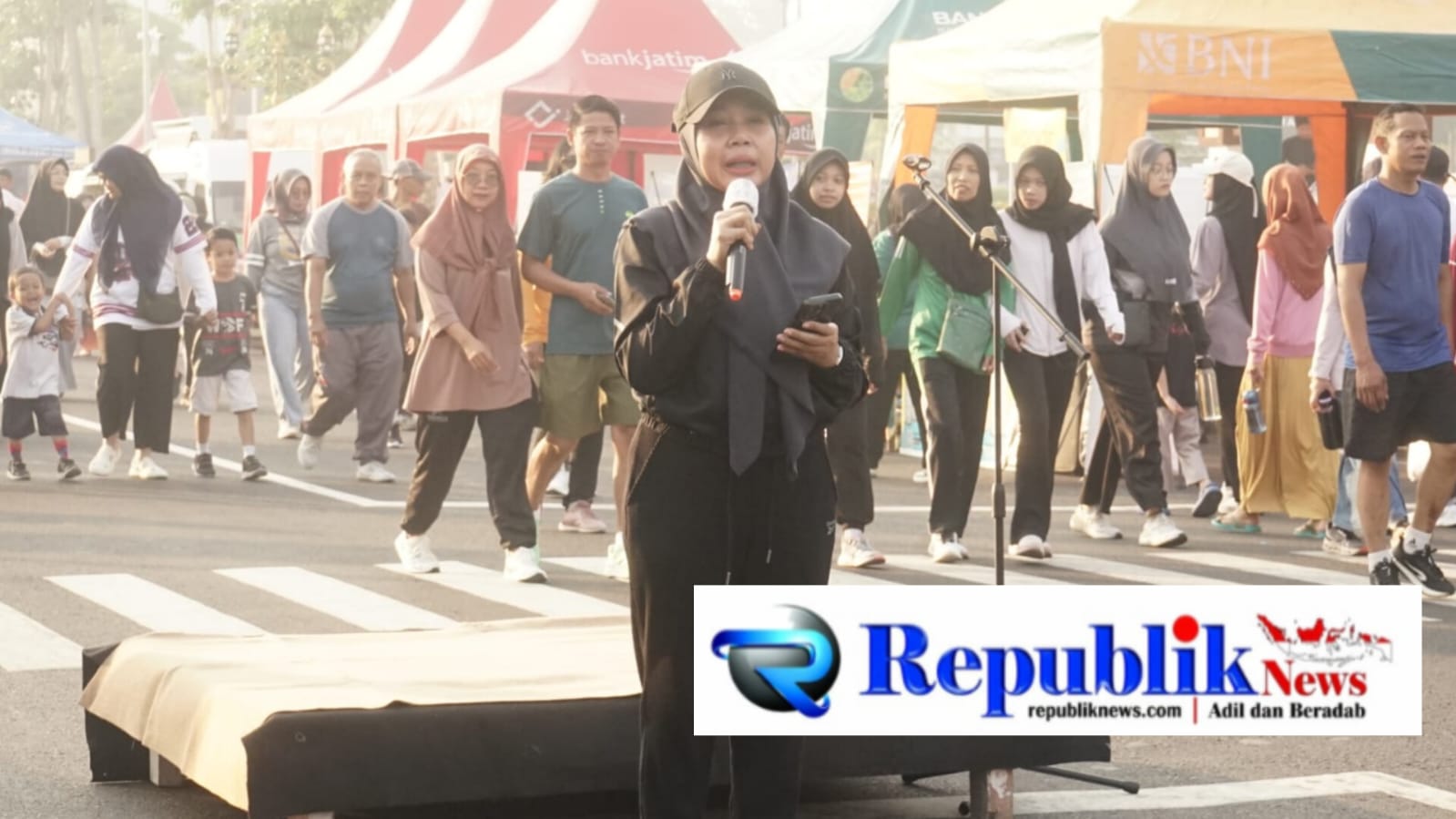 Foto : Ketua TP PKK kabupaten Sidoarjo,Sriatin Subandi buka gebyar pasar rakyat.