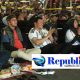 Foto : Bupati Sidoarjo,H Subandi nobar final piala dunia 2026 bersama dengan Warga kabupaten Sidoarjo.