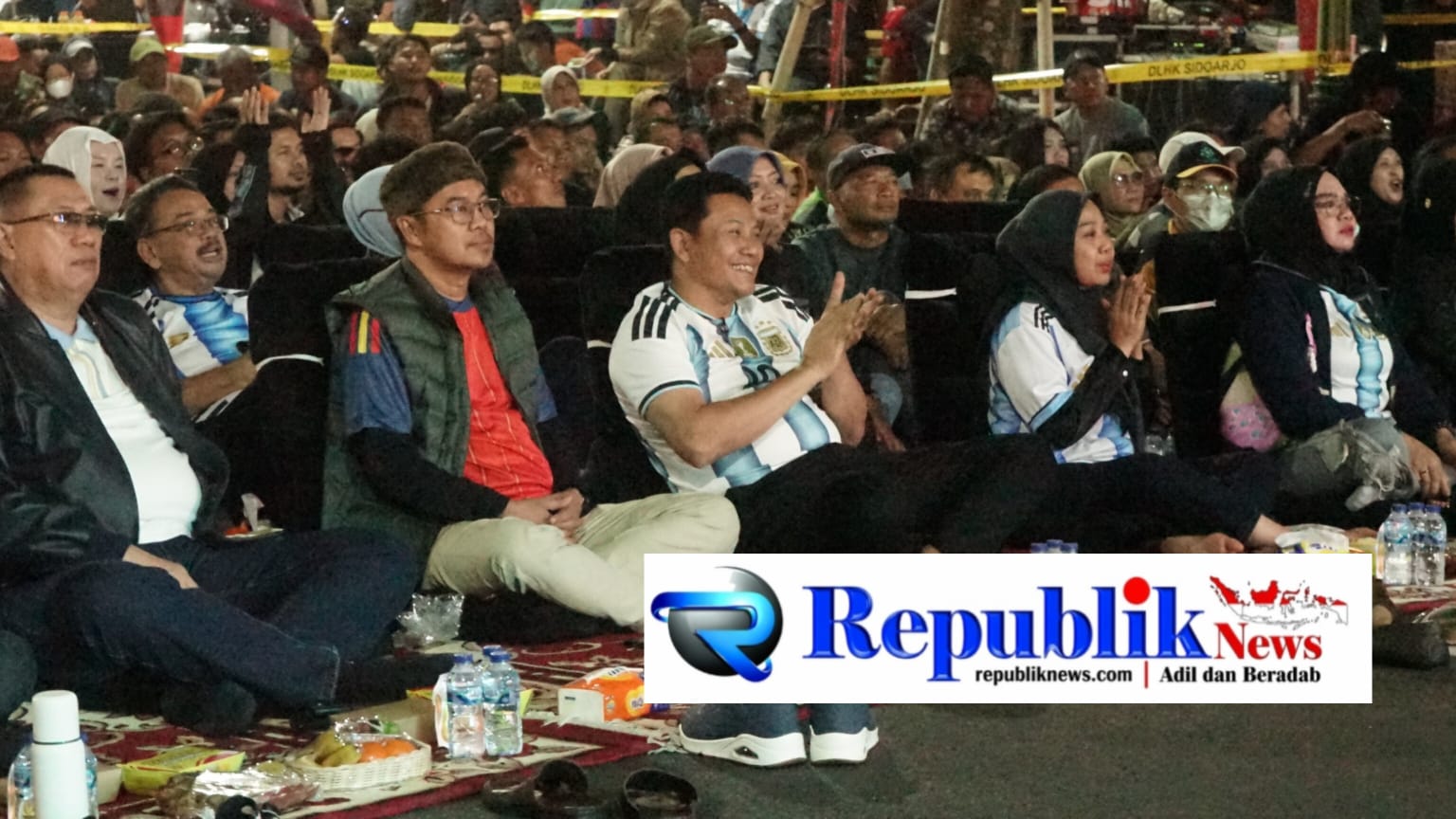 Foto : Bupati Sidoarjo,H Subandi nobar final piala dunia 2026 bersama dengan Warga kabupaten Sidoarjo.