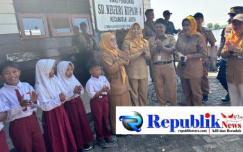 Foto : Wabup Sidoarjo,Hj Mimik Idayana tinjau sekolah terpencil di Jabon.