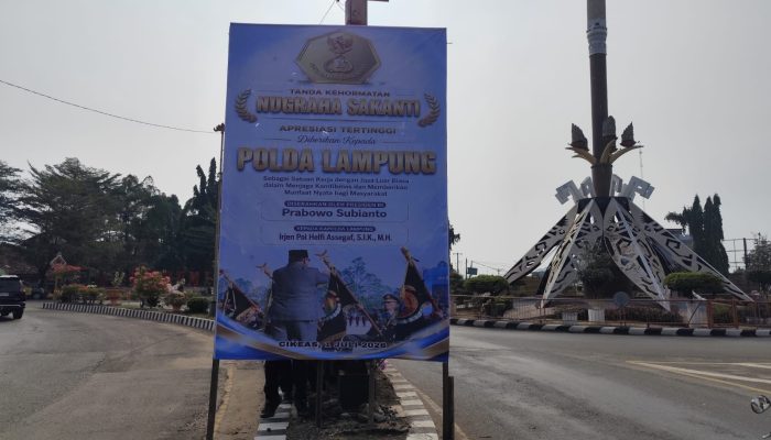 Polres Lampung Utara Pasang Banner Apresiasi Tanda Kehormatan Nugraha Sakanti untuk Polda Lampung