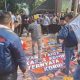 Lempar Telur Busuk ke Spanduk Bergambar Febrie Adriansyah, Aksi AMI Gegerkan Kejati Jatim