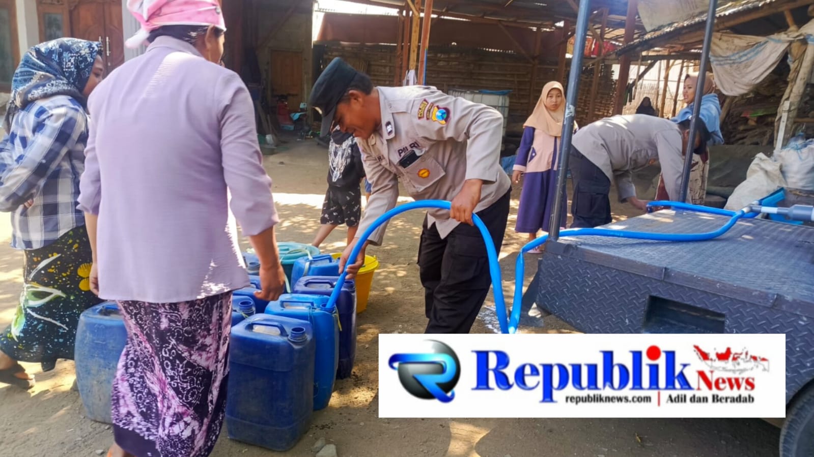Foto : Polsek Winongan salurkan air bersih untuk warga terdampak kekeringan.