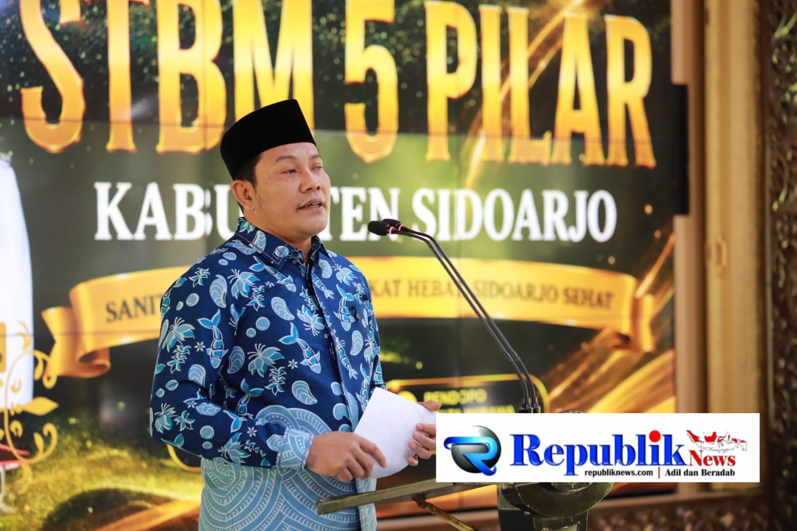 Foto : Bupati Sidoarjo,H.Subandi menghadiri acara penghargaan Kabupaten STBM 5 pilar .