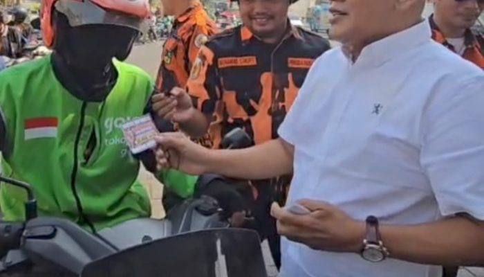 Jumat Berkah, MPC Pemuda Pancasila Kabupaten Sidoarjo Bagikan Bensin Gratis untuk Pengendara di SPBU Jenggolo