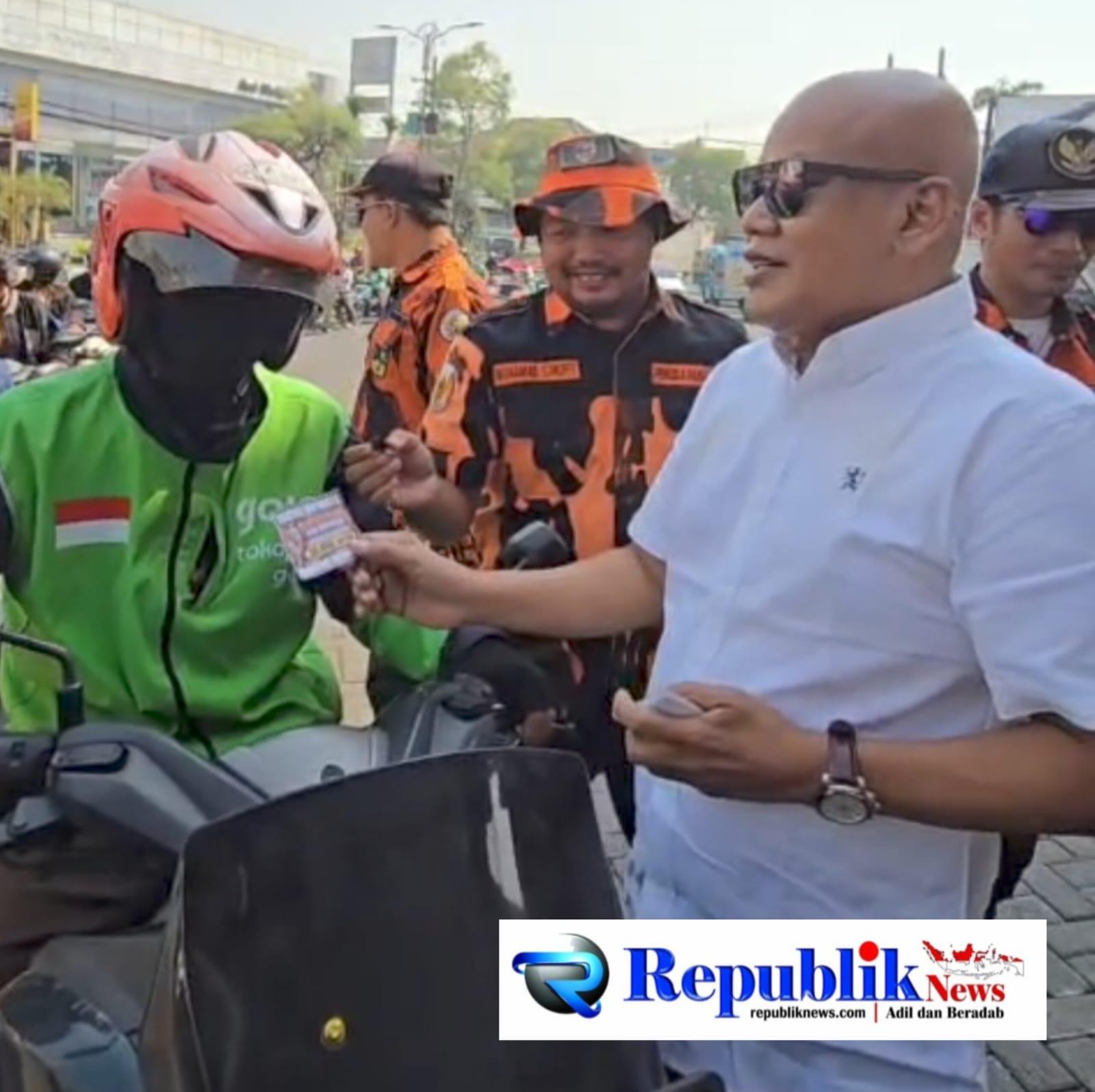 Foto : Ketua MPC Pemuda Pancasila Kabupaten Sidoarjo,H.Mursidi .ST membagikan vocher bensin gratis kepada pengguna jalan (Hem putih)