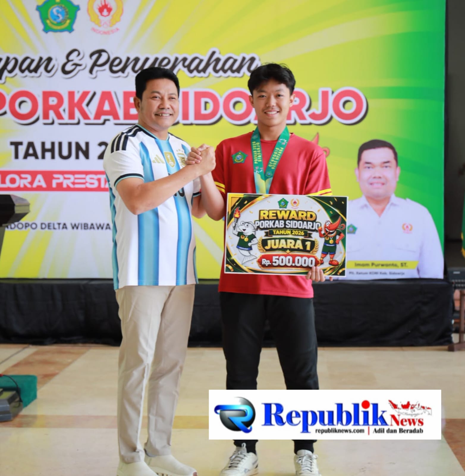 Foto : Bupati Sidoarjo,H.Subandi memberikan reward kepada 1.940 atlet peraih juara Pekan Olahraga Kabupaten (Porkab) Sidoarjo 2026.