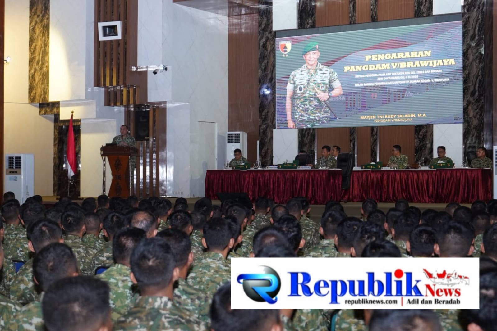 Foto : Foto : Pangdam V/Brawijaya,Mayor Jenderal TNI Rudi Saladin,M.A memberikan pengarahan kepada 590 personel Perwira dan Bintara yang baru menyelesaikan pendidikan.