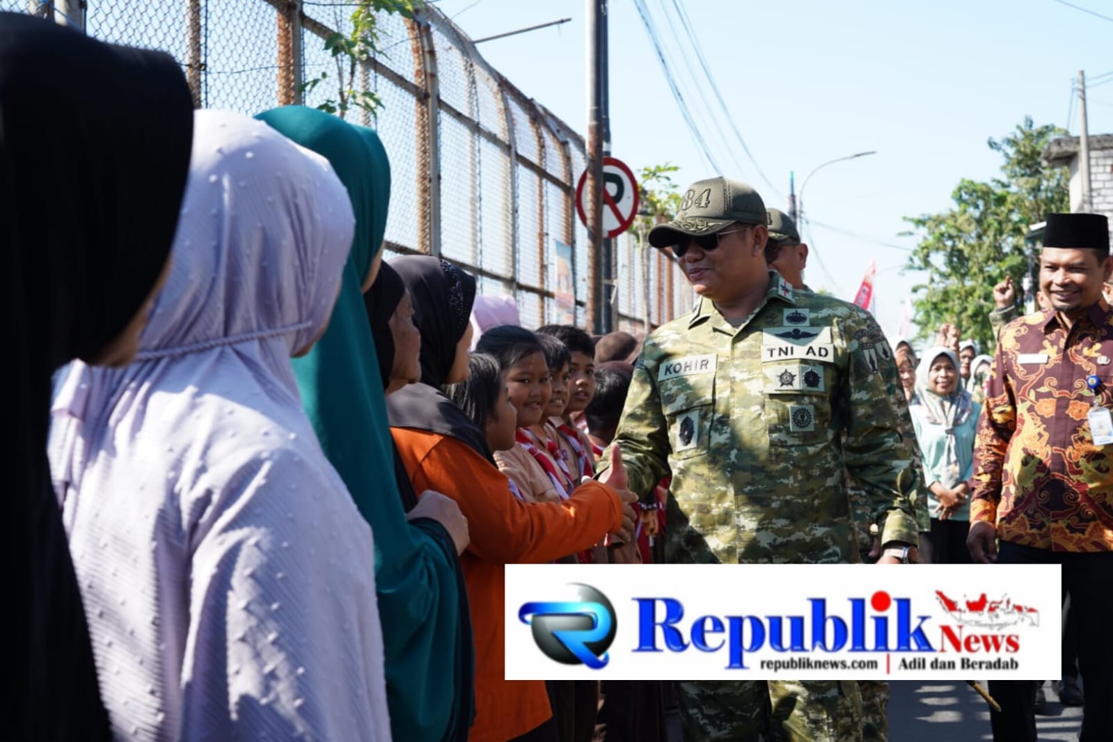 Foto : Danrem 084/BJ Brigjen TNI Kohir meresmikan empat jembatan Garuda Merah Putih di Jl Tambak Asri , Kelurahan Genting Kalianak , Kecamatan Asemrowo,Surabaya.