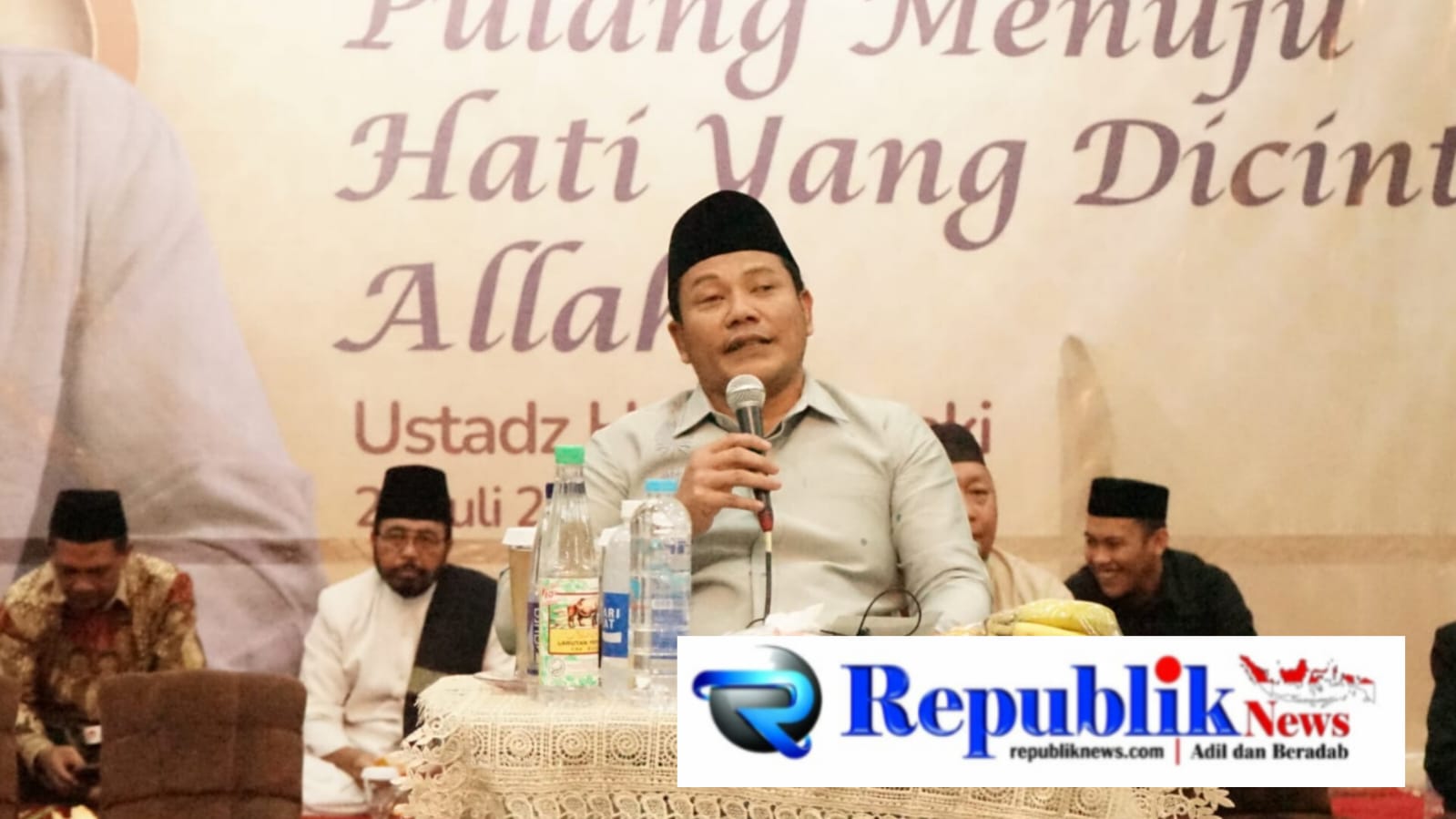 Foto : Bupati Subandi menghadiri acara Satu Dekade UmmibPeduli di Masjid Agung Sidoarjo.