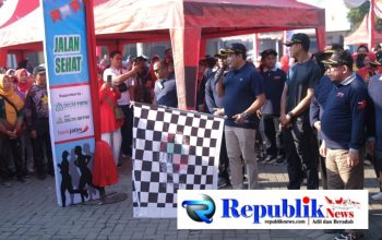 Foto : Bupati Sidoarjo,H.Subandi membuka Hari Koperasi Nasional di halaman Polsek Kota.