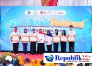 Foto : Gubernur Jatim Khofifah Indar Parawangsa menyerahkan penghargaan IndekPerlindungan Anak (IPA) terbaik II di Jawa Timur kepada Wakil Bupati Sidoarjo,Hj Mimik Idayana.