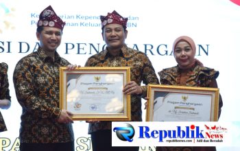 Foto : Bupati dan ketua TP PKK Sidoarjo raih penghargaan dari menteri kependudukan atas komitmen turunkan stunting .