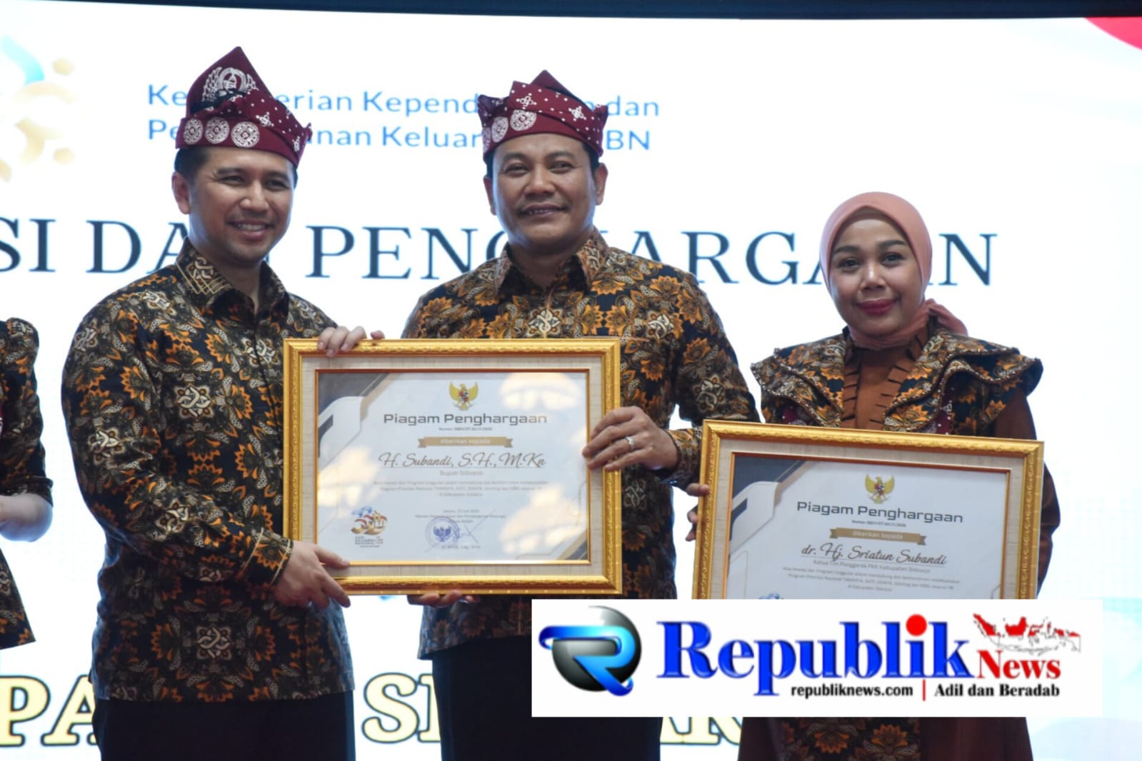 Foto : Bupati dan ketua TP PKK Sidoarjo raih penghargaan dari menteri kependudukan atas komitmen turunkan stunting .