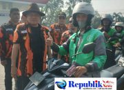 Foto : Ketua MPC Pemuda Pancasila Kabupaten Sidoarjo,H.Mursidi.ST memantau giat bagikan kupon gratis bensin di SPBU Sumorame Candi Sidoarjo.