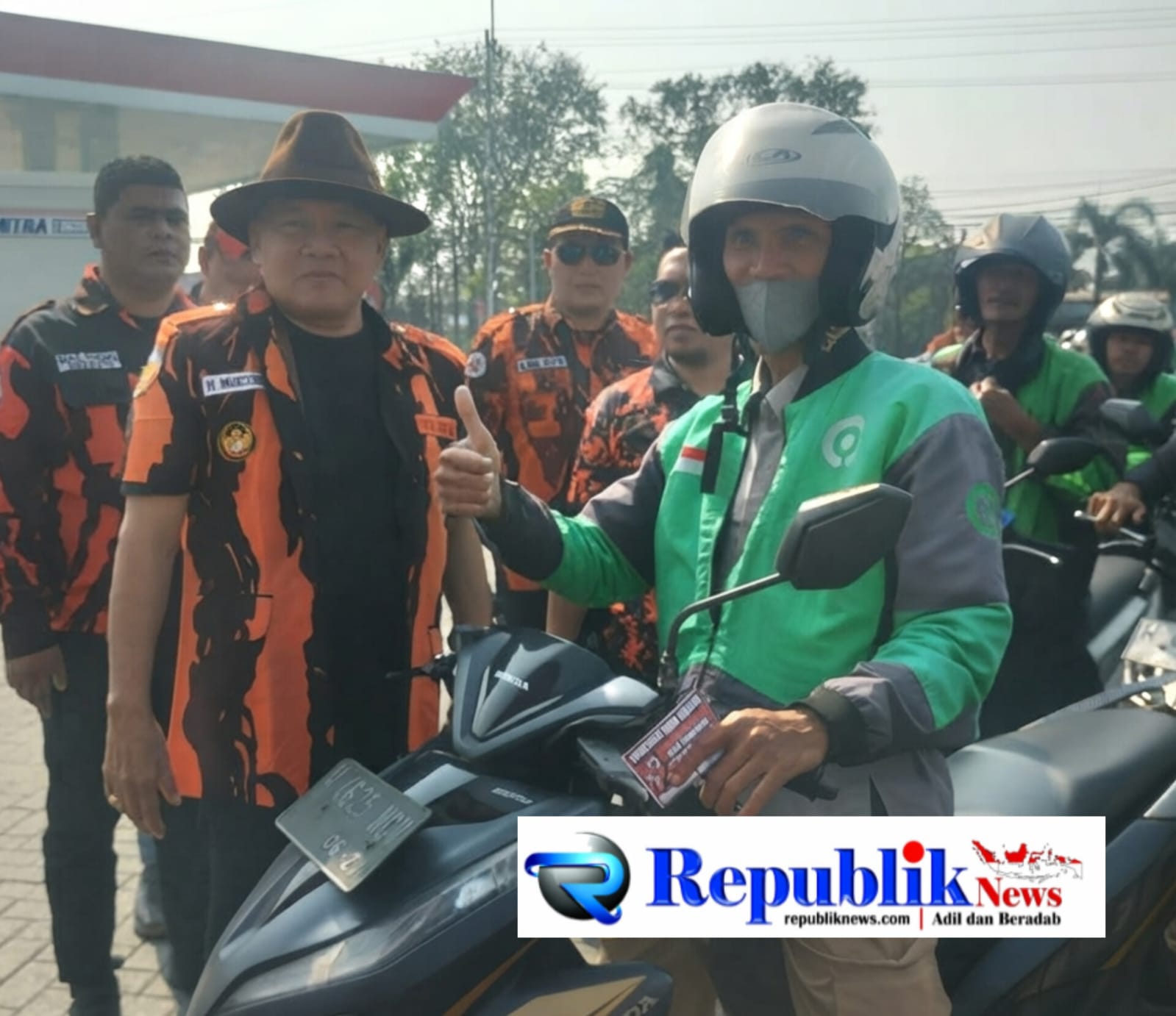Foto : Ketua MPC Pemuda Pancasila Kabupaten Sidoarjo,H.Mursidi.ST memantau giat bagikan kupon gratis bensin di SPBU Sumorame Candi Sidoarjo.