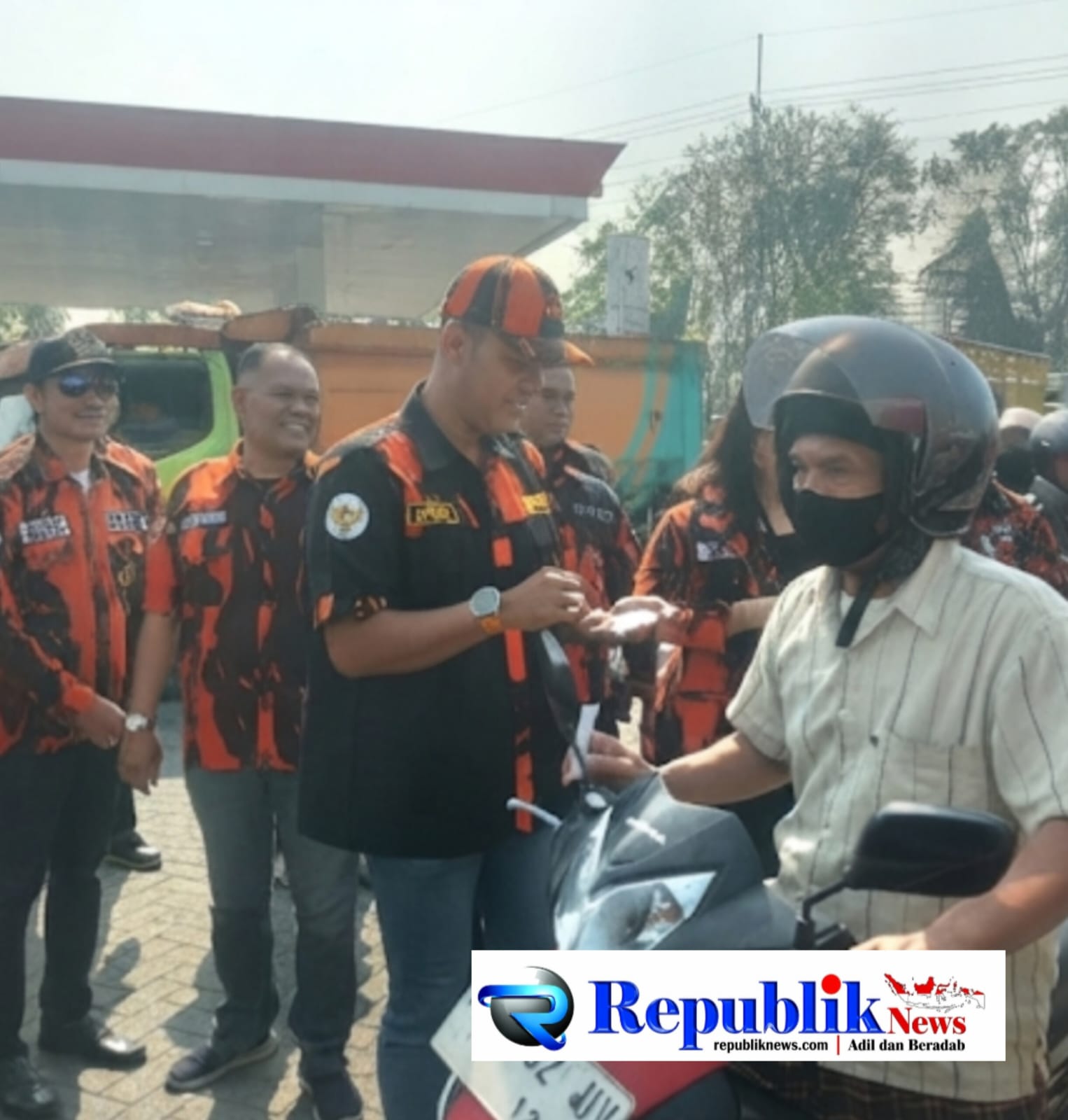 Foto : Ketua Sapma (Satuan pelajar dan mahasiswa Kabupaten Sidoarjo,H.Andre Harmoko)membagikan kupon bensin gratis.