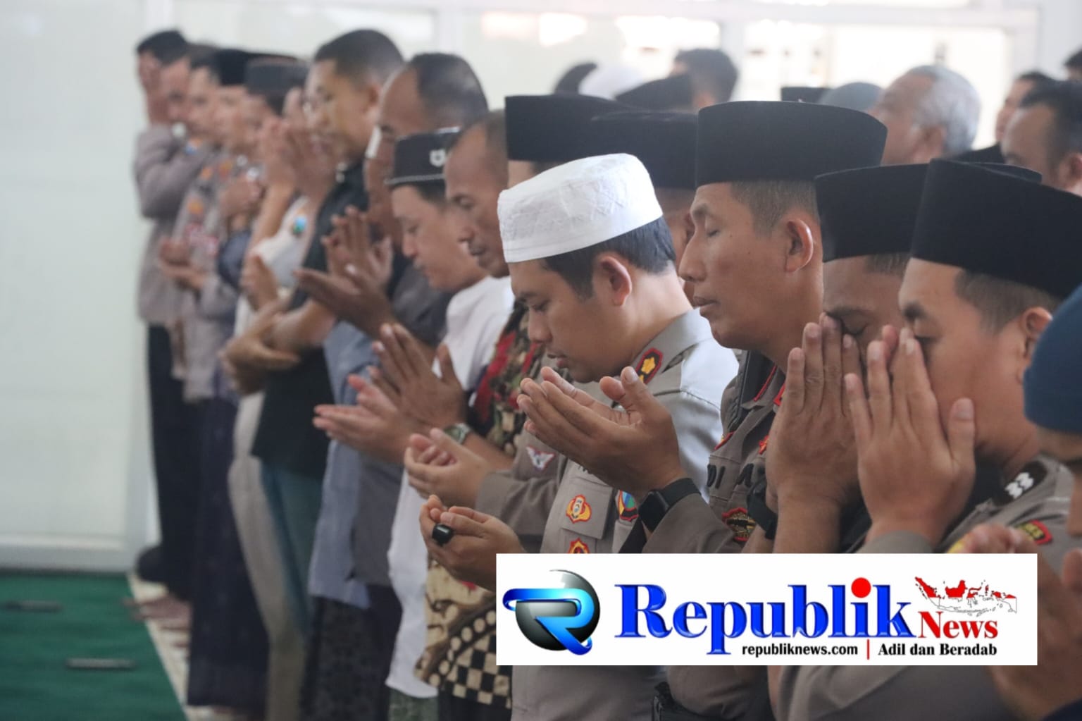 Foto : Kapolres Pasuruan, AKBP Harto Agung Cahyono,S.H.,S.I.K.,M.H. menggelar giat sholat gaib dan doa bersama di Masjid Rofiqul ummah .