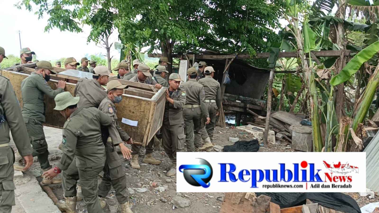 Foto : Pemkab Sidoarjo ratakan 21 lapak di eks lokalisasi krengseng .
