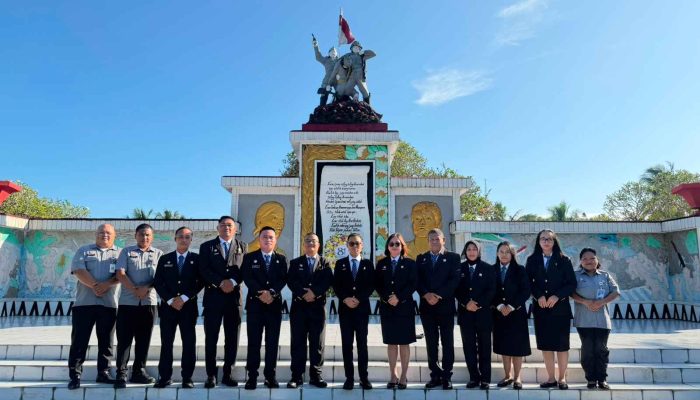 ‎Sambut Hari Pengayoman Ke-81, Kanwil Kemenkum Sulut dan Bapelkum Bitung Laksanakan Ziarah dan Tabur Bunga di TMP Kairagi ‎