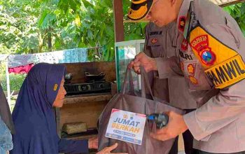 Kapolsek Taman Bagikan Sembako kepada Warga, Ajak Anggota Peduli Sosial
