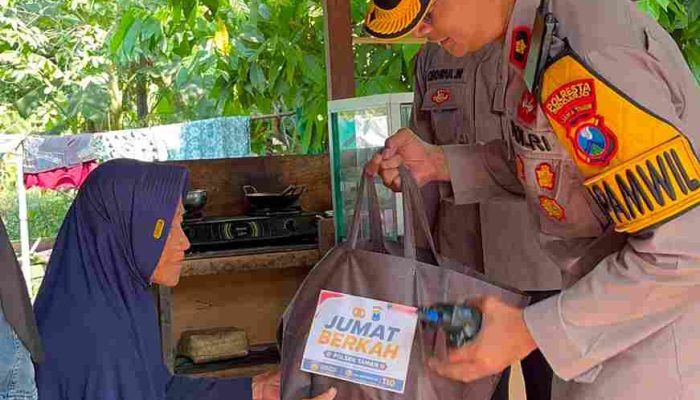Kapolsek Taman Bagikan Sembako kepada Warga, Ajak Anggota Peduli Sosial