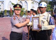 Polres Gresik Beri Reward kepada Personel Berprestasi dan Warga, Perkuat Sinergi Pamswakarsa