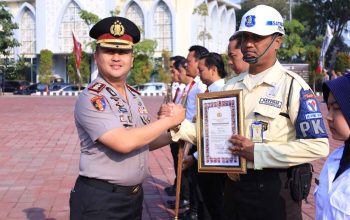Polres Gresik Beri Reward kepada Personel Berprestasi dan Warga, Perkuat Sinergi Pamswakarsa