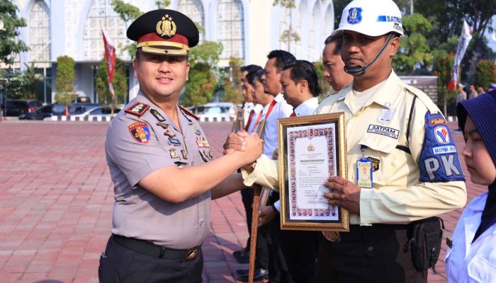 Polres Gresik Beri Reward kepada Personel Berprestasi dan Warga, Perkuat Sinergi Pamswakarsa