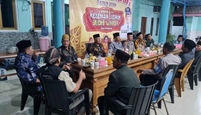 Kapolsek Jabon Silaturahmi dengan Tokoh Agama dan Masyarakat di Ruwat Desa Keboguyang