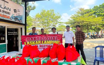 LASKAR LAMPUNG GELAR BAKTI SOSIAL, BAGIKAN SEMBAKO KEPADA WARGA MEMBUTUHKAN