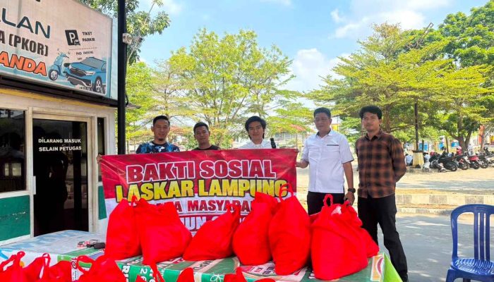LASKAR LAMPUNG GELAR BAKTI SOSIAL, BAGIKAN SEMBAKO KEPADA WARGA MEMBUTUHKAN
