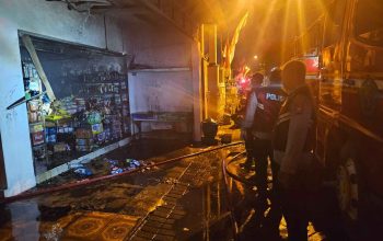 Kebakaran Rumah dan Toko Sembako di Pagerwojo, Polisi Bantu Evakuasi