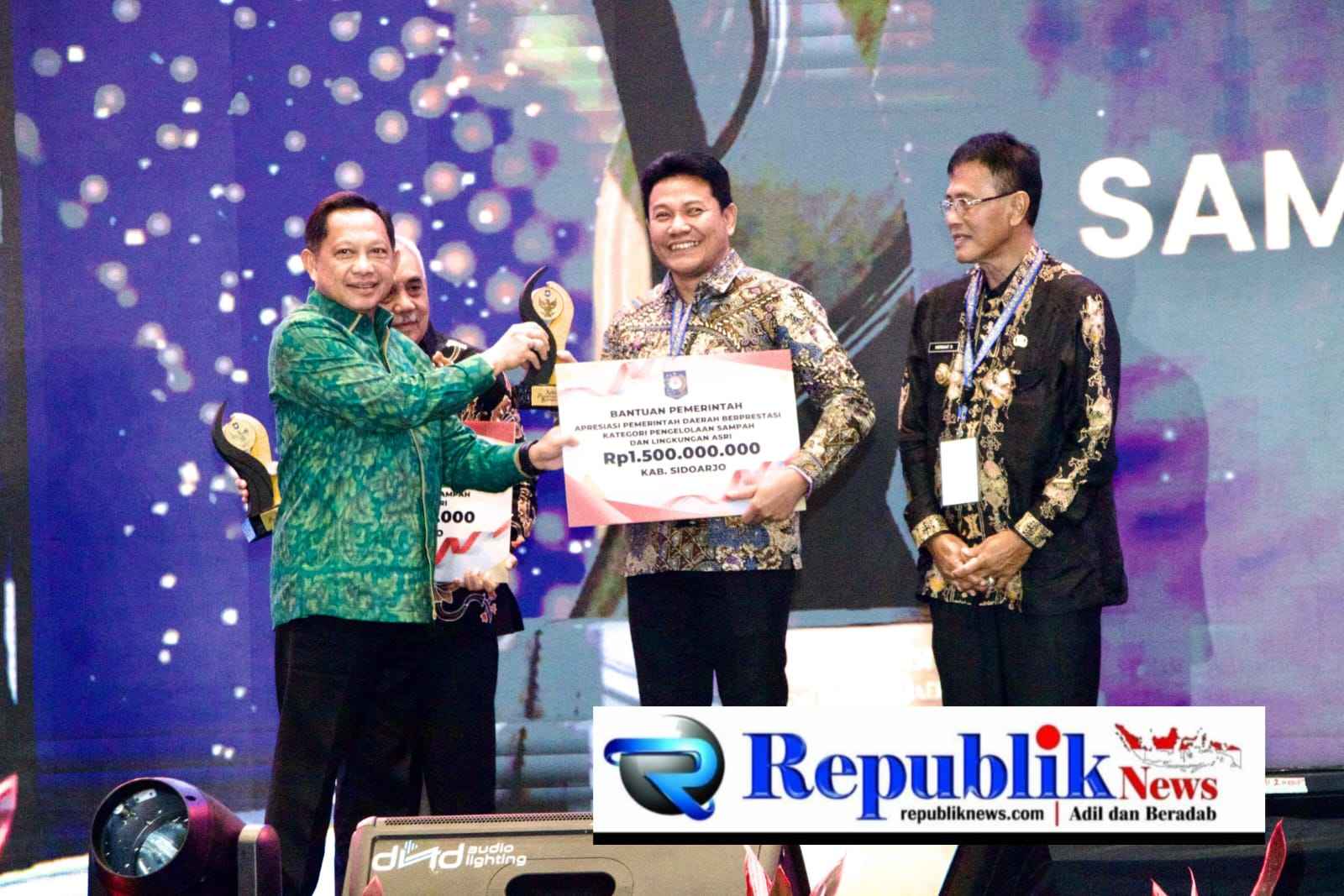 Foto : Bupati Sidoarjo menerima penghargaan dari Mendagri.