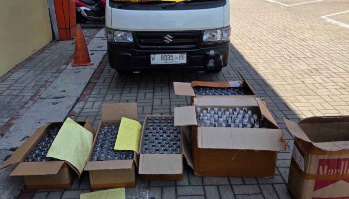 Satresnarkoba Polres Gresik Sita Ratusan Botol Arak Bali, Dua Orang Diamankan