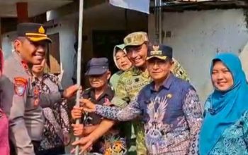 Serentak Jelang HUT RI Ke-81, Polsek Bangil Kerahkan Personel Bersama Tiga Pilar Bangkitkan Nasionalisme Lewat Gerakan Bendera Merah Putih