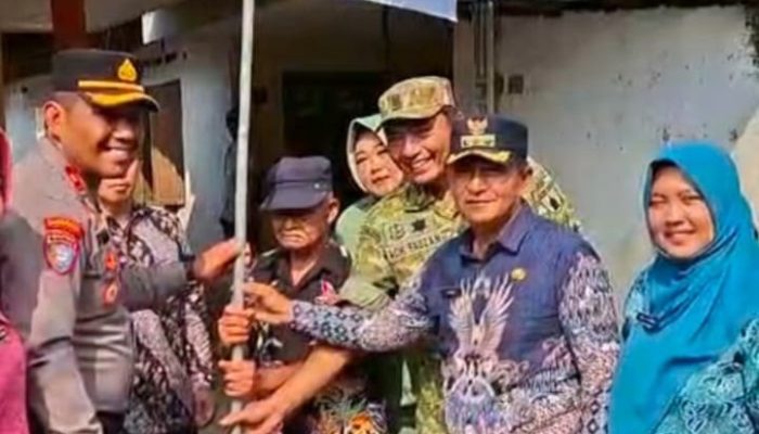 Serentak Jelang HUT RI Ke-81, Polsek Bangil Kerahkan Personel Bersama Tiga Pilar Bangkitkan Nasionalisme Lewat Gerakan Bendera Merah Putih