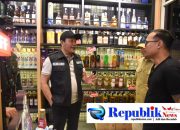 Bupati Sidoarjo,H.Subandi tutup tiga toko miras ,624 botol disita dalam sidak malam hari.