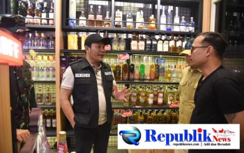 Bupati Sidoarjo Tutup Tiga Toko Miras, 624 Botol Disita dalam Sidak Malam Hari