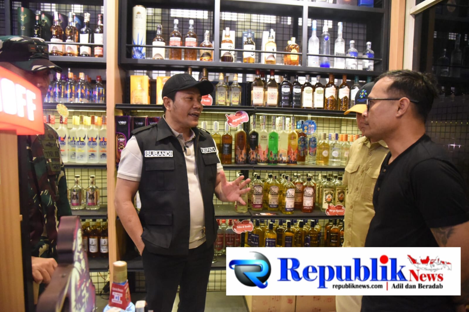 Bupati Sidoarjo,H.Subandi tutup tiga toko miras ,624 botol disita dalam sidak malam hari.