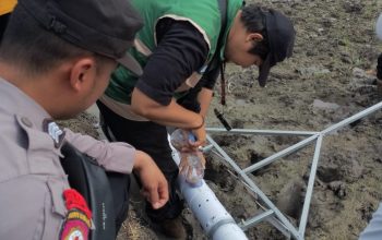 Bhabinkamtibmas Ketegan Kawal Tanam Padi Modern, Dukung Ketahanan Pangan Nasional
