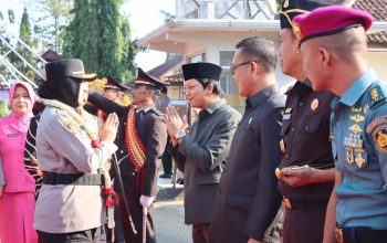 Disambut Tradisi Pedang Pora, AKBP Raswidiati Anggraini, S.I.K. Resmi Jabat Kapolres Lampung Utara