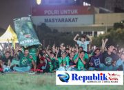 Foto : Polda Jatim gelar nobar Final Piala Presiden 2026 di lapangan Mapolda Jatim.