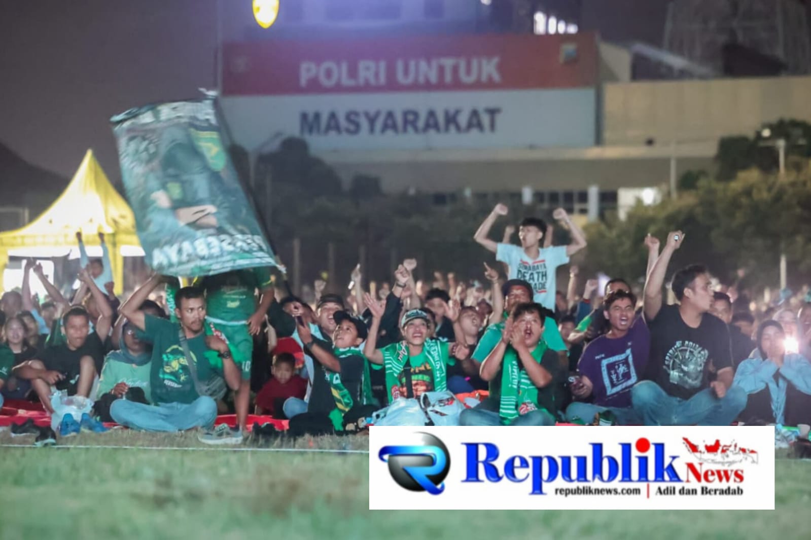 Foto : Polda Jatim gelar nobar Final Piala Presiden 2026 di lapangan Mapolda Jatim.