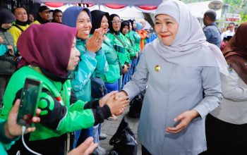 Gubernur Khofifah Sapa Ratusan Ojol Kota Malang , Bagikan Bendera Merah Putih dan Sembako Saat Manfaatkan Program Pembebasan Denda dan Pokok Tunggakan PKB