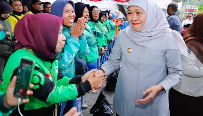 Gubernur Khofifah Sapa Ratusan Ojol Kota Malang , Bagikan Bendera Merah Putih dan Sembako Saat Manfaatkan Program Pembebasan Denda dan Pokok Tunggakan PKB