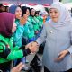Gubernur Khofifah Sapa Ratusan Ojol Kota Malang , Bagikan Bendera Merah Putih dan Sembako Saat Manfaatkan Program Pembebasan Denda dan Pokok Tunggakan PKB