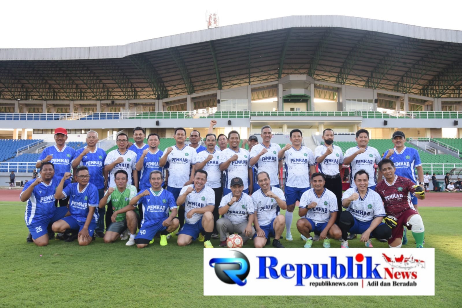 Foto : Perkuat sinergi eksekutif legislatif,Bupati Sidoarjo ajak anggota Dewan main bola.
